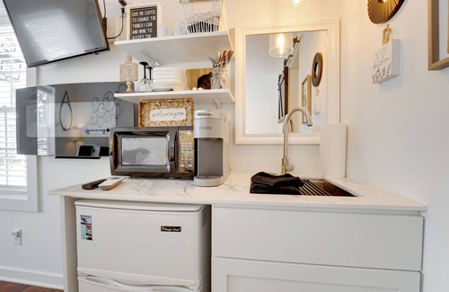 Hammondsport Apartment | Walkable Studio on Historic Hammondsport Property!