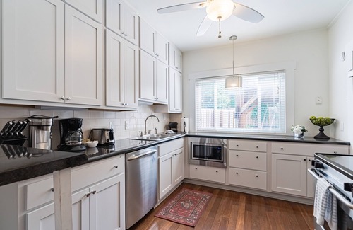 Dundee-Happy Hollow Historic District House | Walkable to Dinner, ☕️, UNMC 🏥! Cozy home in historic Dundee!