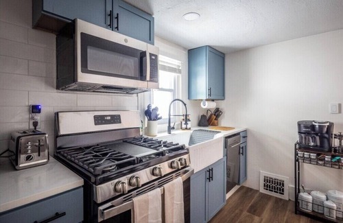University Circle Apartment | Walkable to Everywhere in Little Italy- Near CWRU, Cleveland Clinic Main Campus