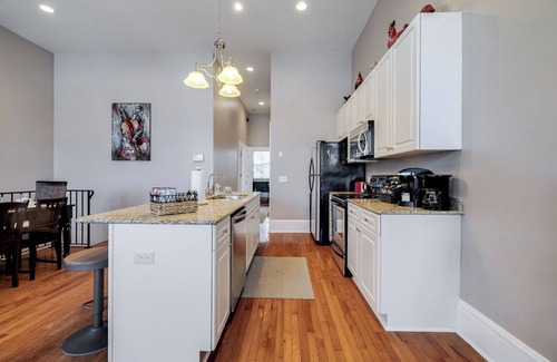 Metropolitan Condo | Walkable to Forsyth Park, queen bed, spacious and super comfy