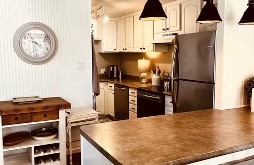 Broadmoor Cottage | Walkable to The Broadmoor Hotel, Seven Falls and Stratton Open Space