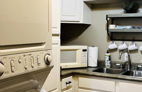 Broadmoor Cottage | Walkable to The Broadmoor Hotel, Seven Falls and Stratton Open Space