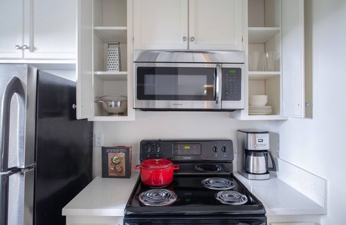 Westwood Apartment | Walkable Westwood 1BR w/Rooftop, near cafes & UCLA, by Blueground