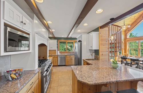 Walker Lake Cabin | Walker Lake Lodge | Right Near Walker Lake + Hot Tub!