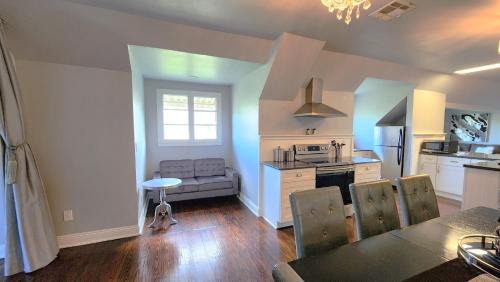 Faubourg Livaudais Apartment | Walker Mansion on St Charles Ave - Unit 6