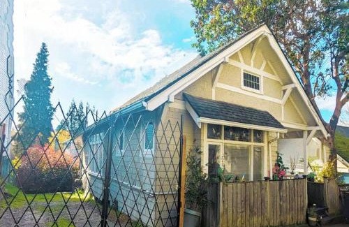 Queen Anne House | Walker's Paradise 1 with 2 free parking lots