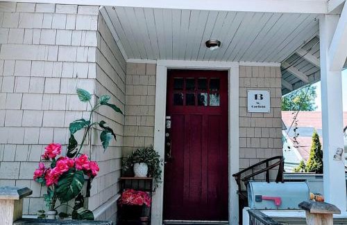 Queen Anne House | Walker's Paradise 1 with 2 free parking lots