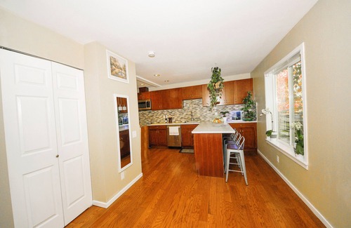 Queen Anne Condo | Walker's Paradise, charming safe, quiet,Queen Anne Hill garage parking Apt.