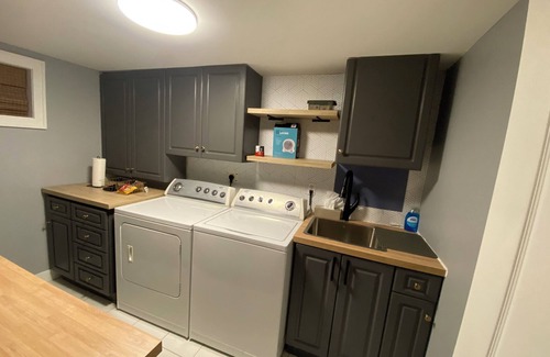 Niagara Falls House | Walking Distance to Falls Free parking & cleaning