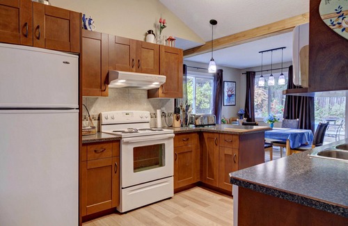 Swansea Point Cottage | Walking distance to public beach & boat launch