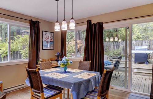 Swansea Point Cottage | Walking distance to public beach & boat launch
