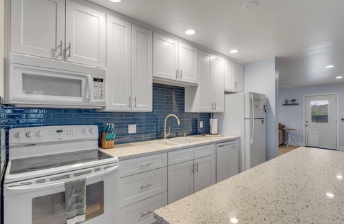 Williams House | Walking distance from downtown - Close to local Lakes - Large backyard - Hot Tub