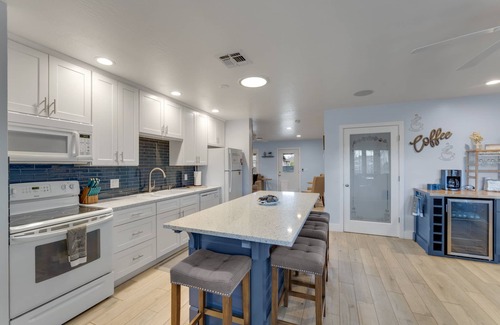 Williams House | Walking distance from downtown - Close to local Lakes - Large backyard - Hot Tub