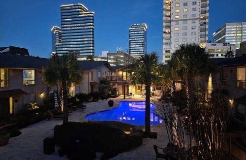 Houston Apartment | Walking Distance Galleria Condo 2BR 2BA Pool