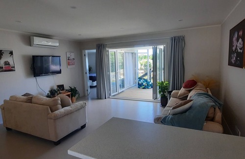 Mangawhai House | Walking distance to cafes and restaurants