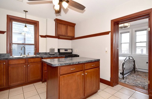 Oak Park Apartment | Walking Distance to everything.