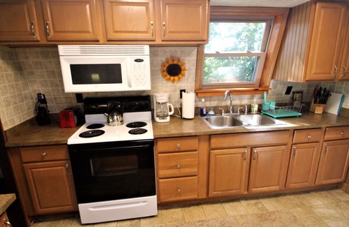 Chalk Hill Ski Chalet | Walking Distance to Klay Winery & Distillery with Hot Tub!