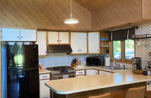 Greentown House | Walking distance to lakes and golf course