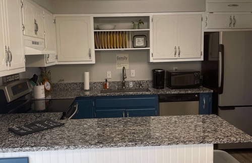 Cascade House | Walking distance to Lake, golf, restaurants and bar