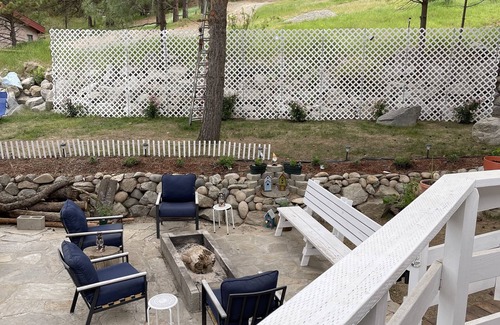 Cascade House | Walking distance to Lake, golf, restaurants and bar
