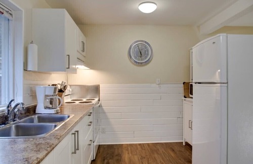 Sicamous House | Walking Distance to Mara Lake, 1 Bedroom, Sleeps 2, 1 Bath