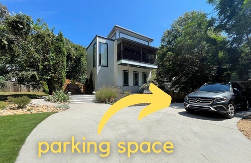 Athens Condo | Walking Distance to Restaurants - Bars - Hospital!