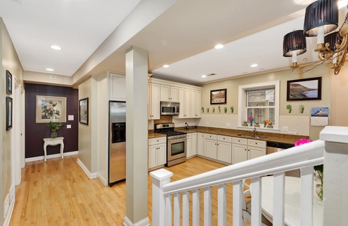 Rogers Park Condo | Walking distance to restaurants, shops and Lake Michigan,