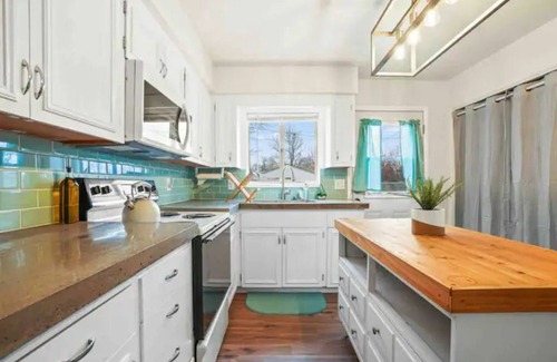 Meridian House | Walking distance to shops, restaurants, bars & more!