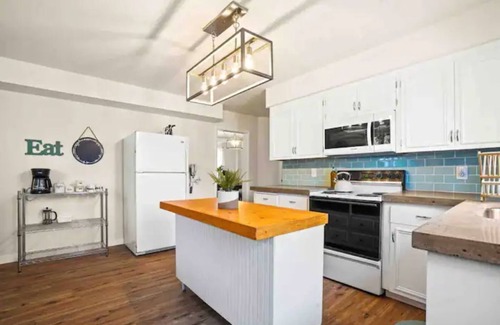 Meridian House | Walking distance to shops, restaurants, bars & more!