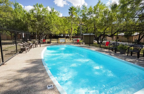 Sabinal Cabin | Walking distance to the Frio River, access to shared pool