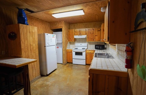 Sabinal Cabin | Walking distance to the Frio River, access to shared pool