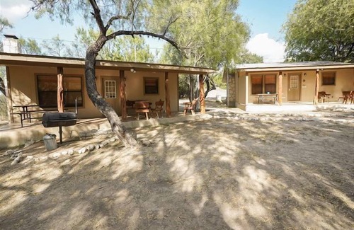 Sabinal Cabin | Walking distance to the Frio River, access to shared pool
