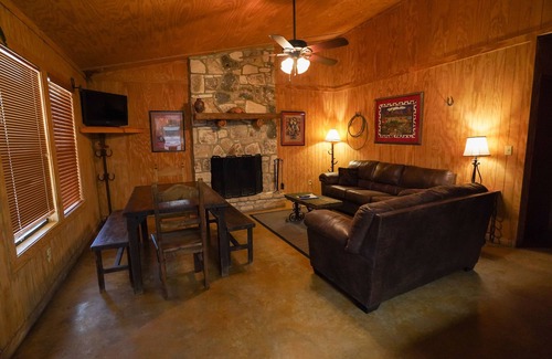 Sabinal Cabin | Walking distance to the Frio River, access to shared pool