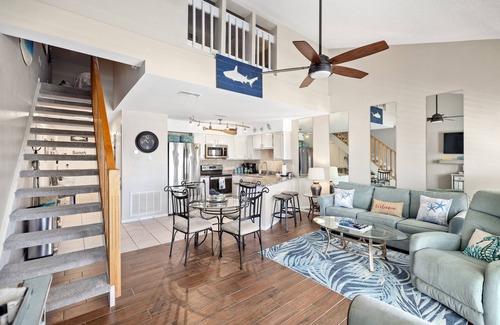 Frangista Beach Condo | Walking distance to the beach, the Whale’s Tail & Pompano Beach!