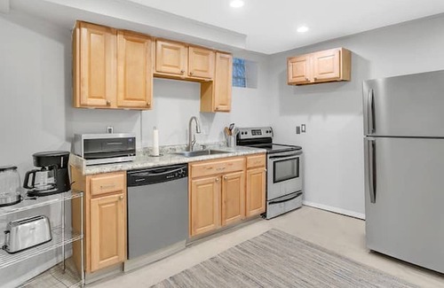 Shadyside Condo | Walking Distance to Walnut St/UPMC/CMU