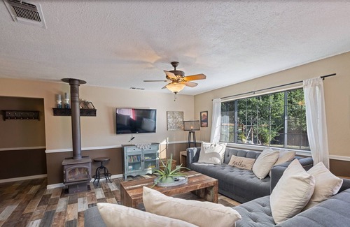 Cascadel Woods House | Walking distance to Whiskey Falls, whole house generator, fire pit, BBQ