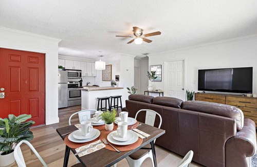 Sailboat Bend Condo | Walking on Sunshine – 2BR, 1BA Near Riverwalk