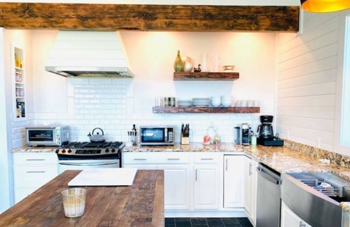 Austin County House | Walking Star Farm - mins to Brenham and Round Top