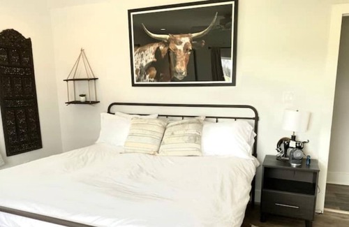 Austin County House | Walking Star Farm - mins to Brenham and Round Top