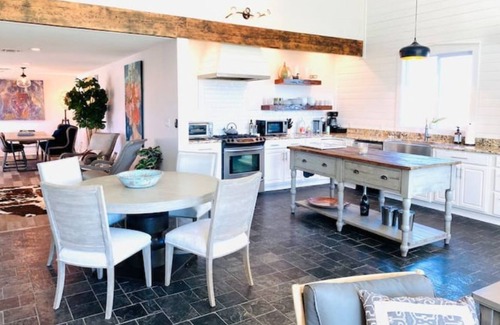 Austin County House | Walking Star Farm - mins to Brenham and Round Top
