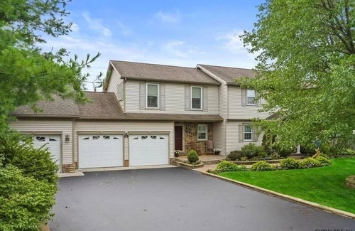 Stillwater Apartment | Walkout basement with bar and hot tub!