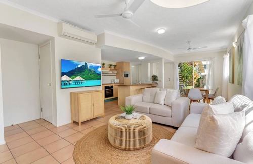 Trinity Beach Apartment | Wallaby Beach House Resort style Comforts