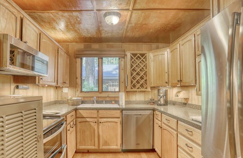 Mount Hood Village Cabin | Wallace Cottage! Charming Vintage Cottage, Fireplace, Deck, BBQ, Large Yard