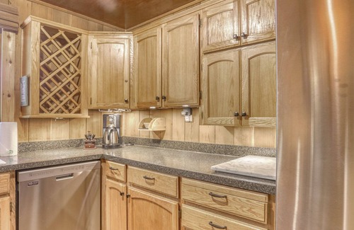 Mount Hood Village Cabin | Wallace Cottage! Charming Vintage Cottage, Fireplace, Deck, BBQ, Large Yard