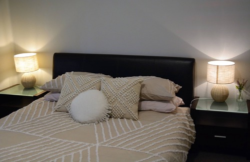 Rutherglen Cottage | Wallace Cottage, cozy modern style, Rutherglen. Dog friendly!