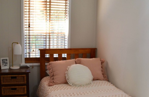 Rutherglen Cottage | Wallace Cottage, cozy modern style, Rutherglen. Dog friendly!