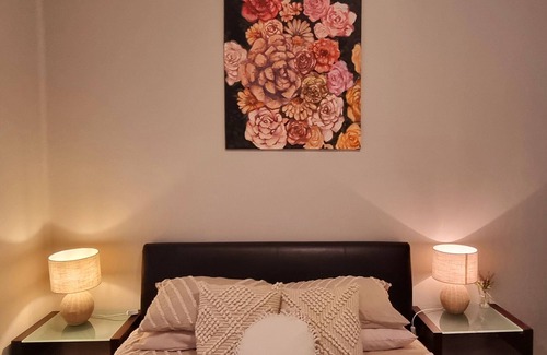 Rutherglen Cottage | Wallace Cottage, cozy modern style, Rutherglen. Dog friendly!