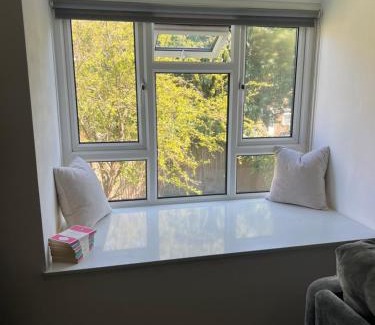 Wallington North Apartment | Wallington Green for FEMALE GUESTS only, near station, 30 min to London Bridge, 27 min to LDN Victoria