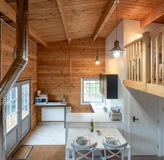 Barns Green House | Walliswood Lodge - Wood Burner, Air Con & Wi-fi, Rural Retreat