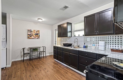 Woodside Cotton Mill Village Historic District Apartment | Wallk to coffee shops restaurants, breweries all with in 1.5 miles of downtown